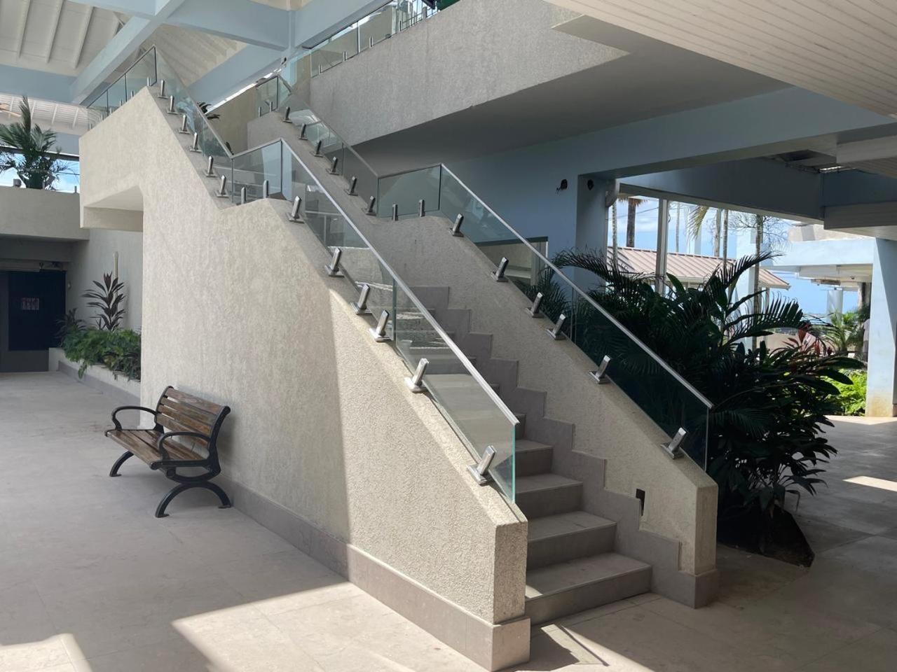 Oceanfront Condo W/ Free Parking + High Speed Wifi 内格里尔 外观 照片